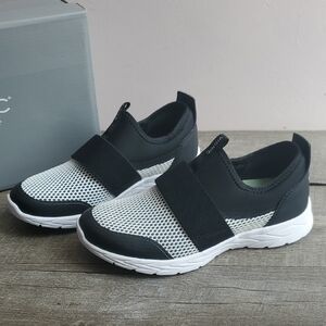 NEW Vionic sneakers